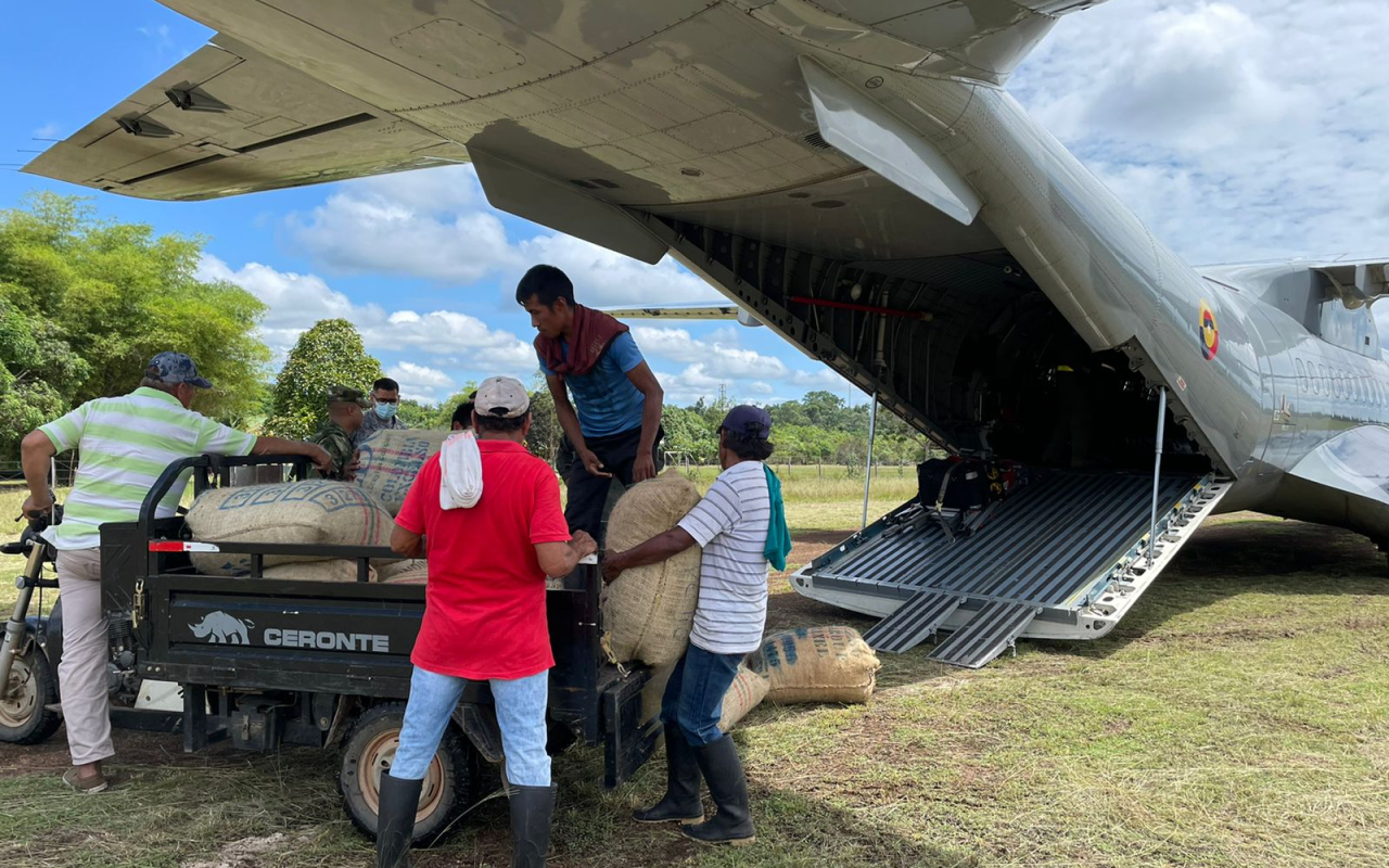 Su Fuerza Aérea continúa transportando toneladas de cacao desde Güerima, Vichada 