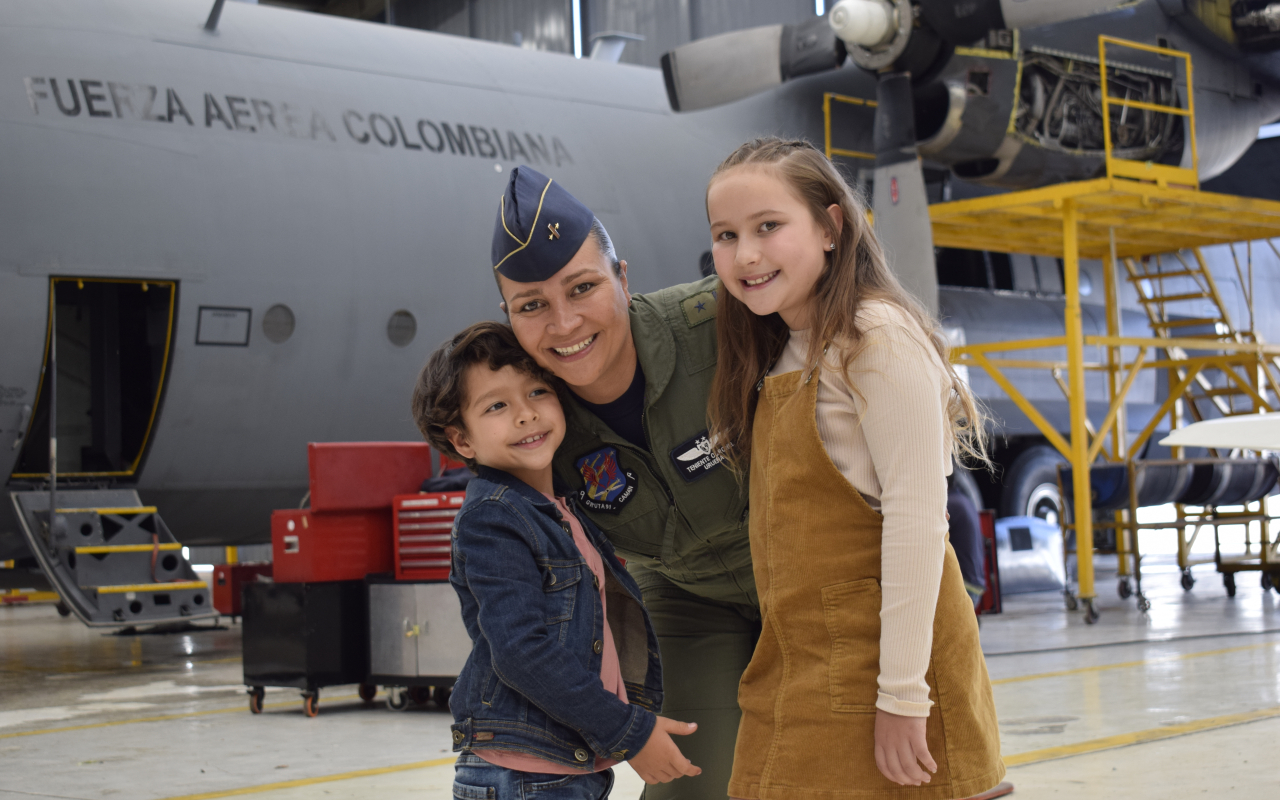 En el mes de la madres su Fuerza Aérea Colombiana exalta su labor