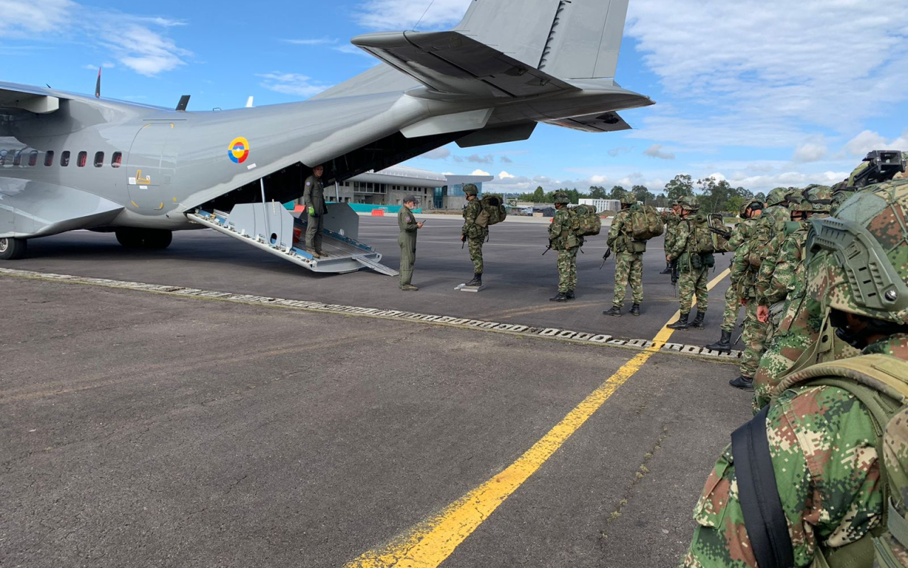 En apoyo a operaciones de seguridad, CATAM transporta tropas del Ejército 