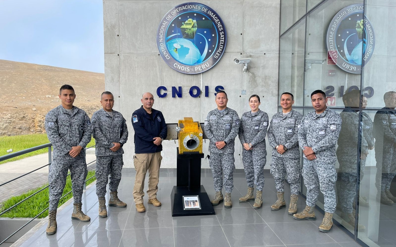 Por primera vez, en el marco de la estrategia para el desarrollo aéreo y espacial 2042, Oficiales de la Fuerza Aérea Colombiana, realizaron una visita a las instalaciones de la Agencia Espacial del Perú y el Centro Nacional de Operaciones de Imágenes Satelitales (CNOIS), desde donde se desarrollan las operaciones espaciales de monitoreo, comando y control de observación de la tierra con el activo espacial PeruSAT-1, la cual tuvo lugar en la ciudad de Lima.