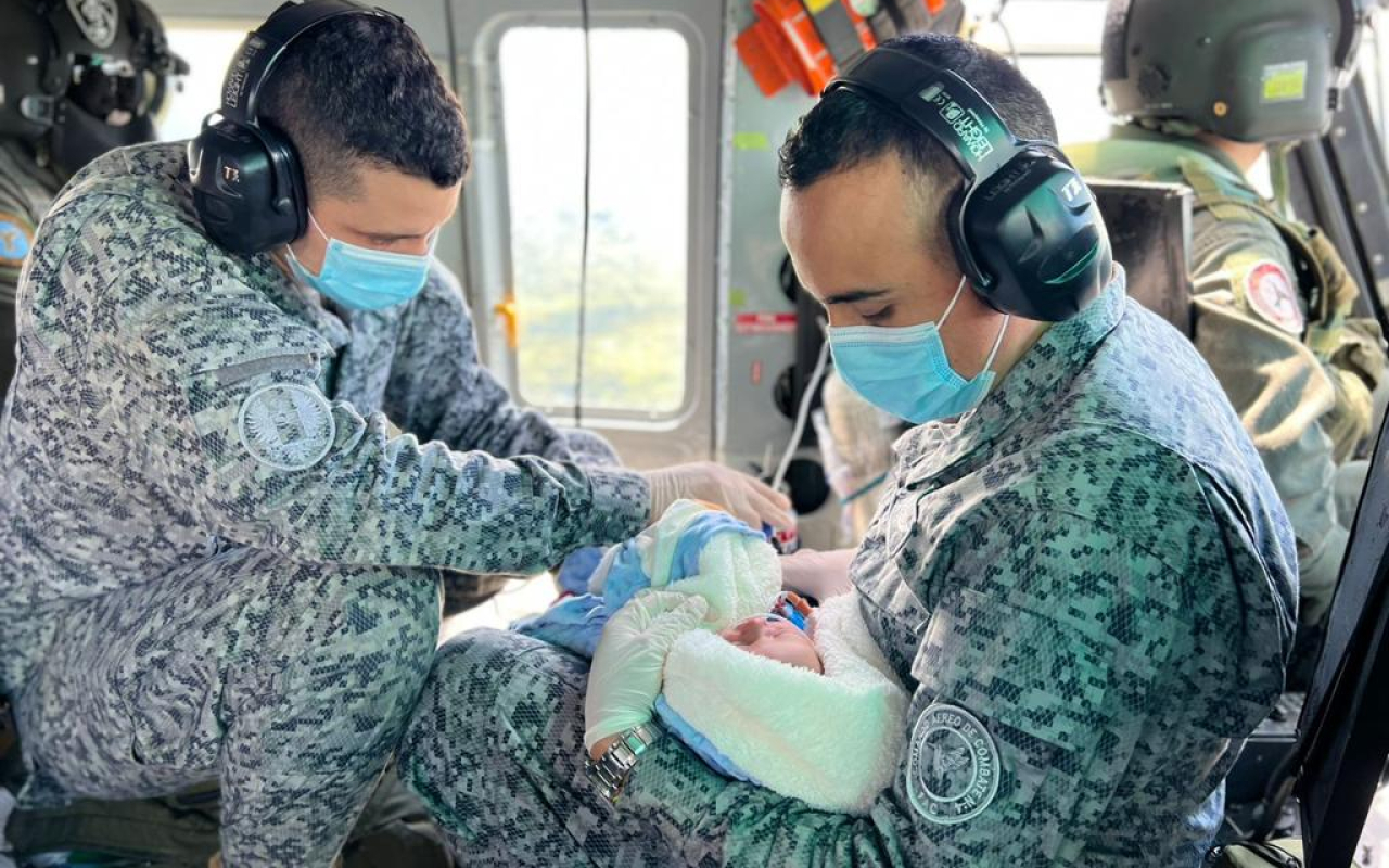 Bebé recién nacido fue evacuado por su Fuerza Aérea para salvar su vida 