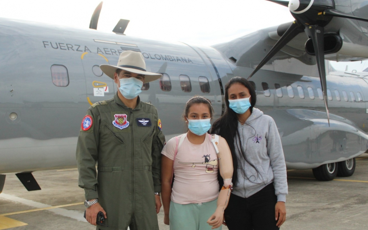 Con el propósito de mejorar la calidad de vida y cumplir los sueños de Helen Sofía, su Fuerza Aérea Colombiana y la Fundación Manos Pintadas de Azul lideraron la misión para que Helen recibiera una prótesis para su brazo izquierdo.   Helen Sofía, quien en noviembre del año pasado había sido transportada en un C-208 Caravan de su Fuerza Aérea hacia la ciudad de Bogotá, para dar inicio a la primera fase del tratamiento, la cual consistió en exámenes y diagnóstico por los médicos especialistas para la adaptaci