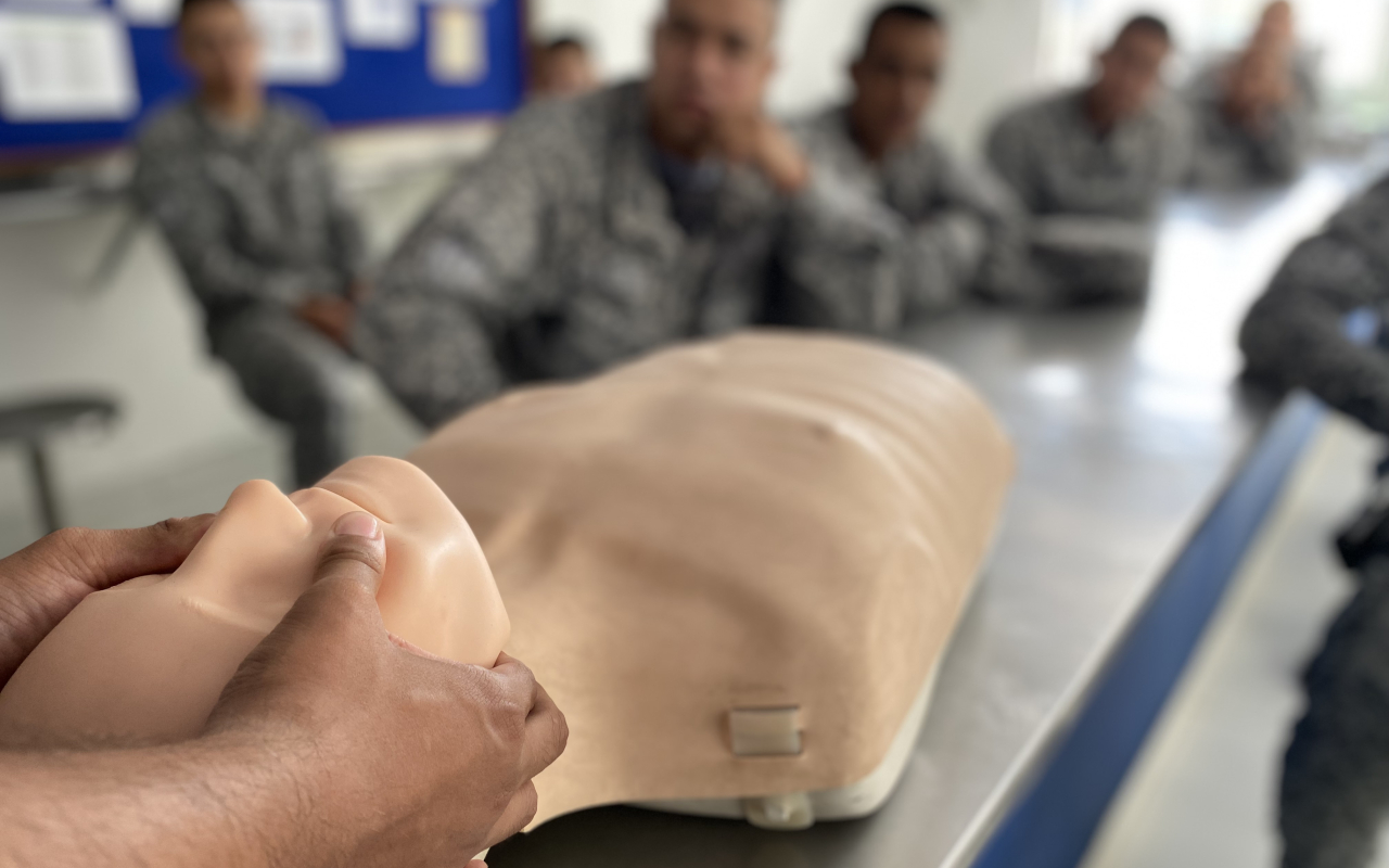 Entrenamiento de primeros auxilios a soldados de su Fuerza Aérea Colombiana