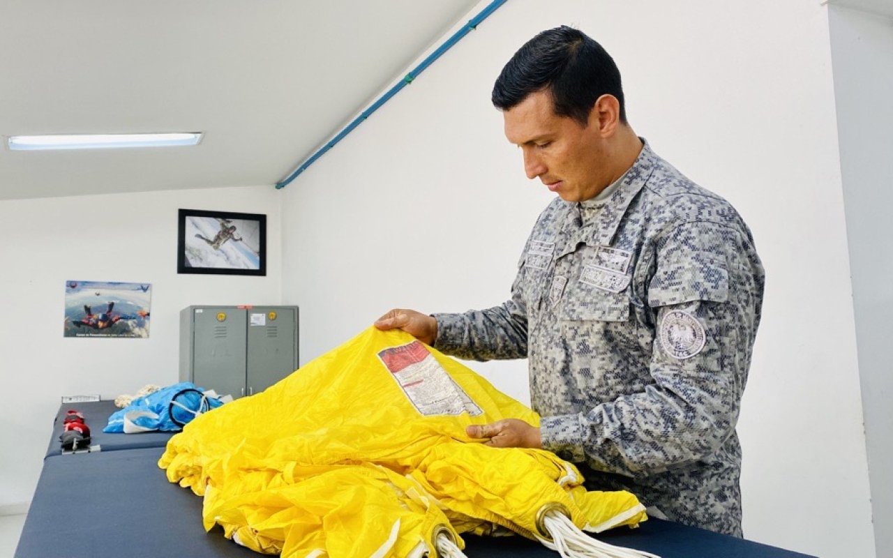 Desde el taller de paracaídas del CAMAN se garantiza la  seguridad y funcionamiento en las aeronaves de su Fuerza  Aérea