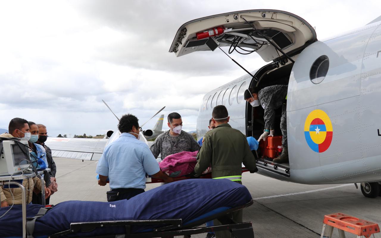 Niña de dos años de edad es trasladada por su Fuerza Aérea Colombiana desde Florencia hasta Bogotá.