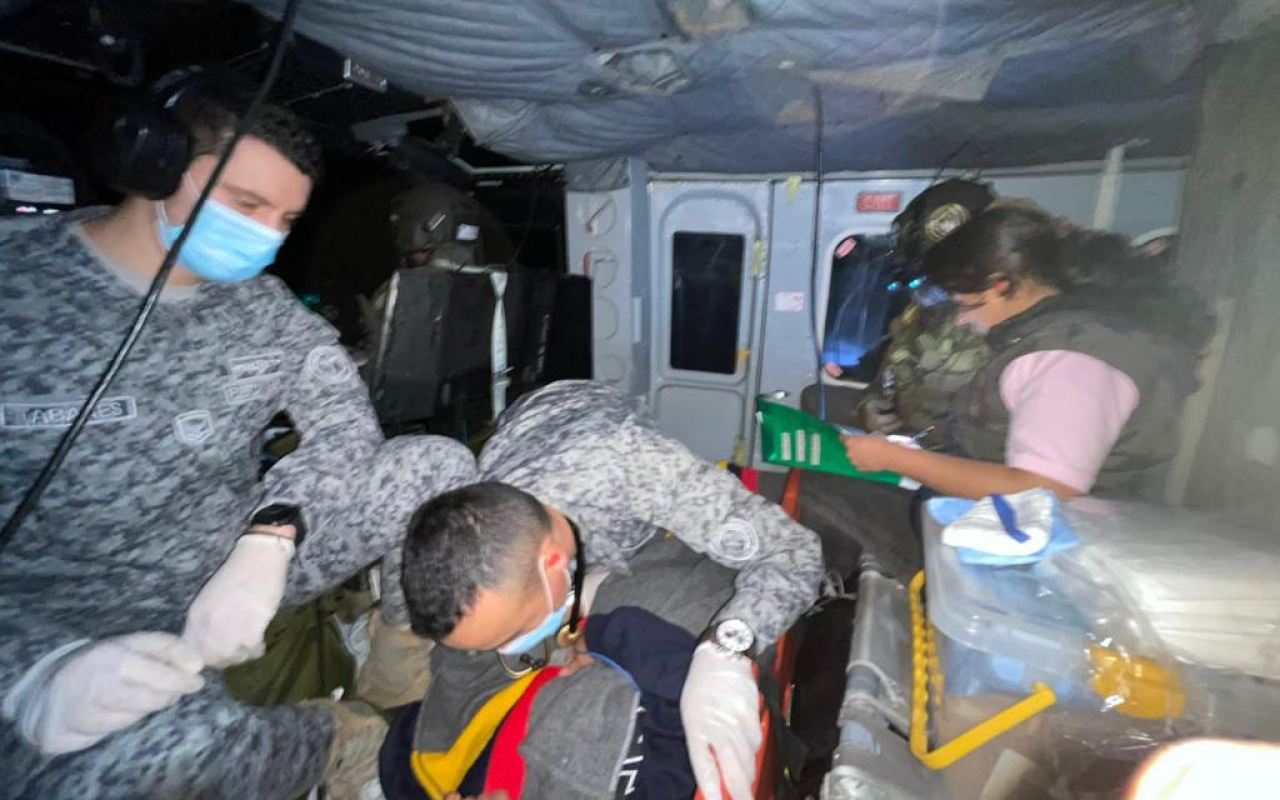 Oportuno traslado de su Fuerza Aérea salvó la vida de dos adultos en el Tolima