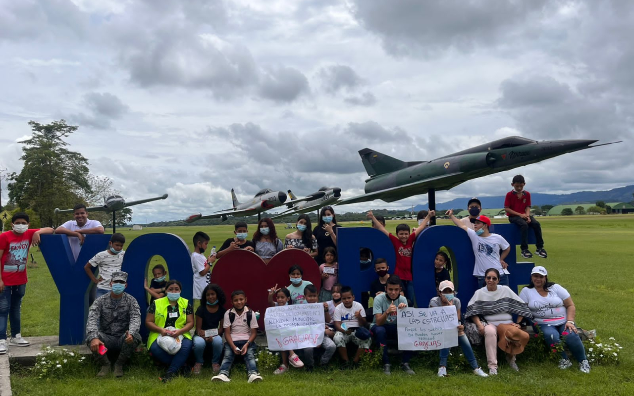 Niños de La Dorada, conocen capacidades de su Fuerza Aérea Colombiana a través del programa ´Así se va a las Estrellas´