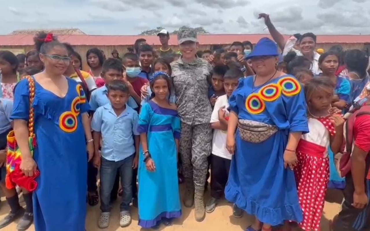 Niños wayúu de Uribia, Guajira, recibieron pupitres y kits escolares 