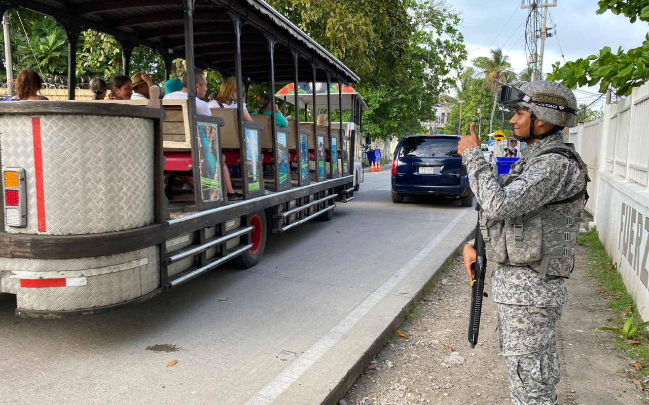 Presencia de su Fuerza Aérea en el Departamento Archipiélago durante el Plan Democracia