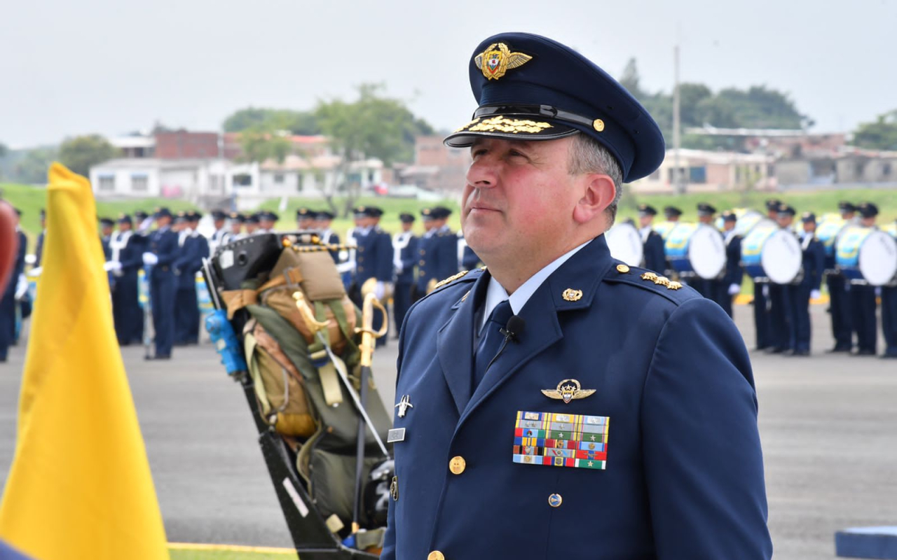 Nuevo comandante de la Fuerza Aérea Colombiana reconoció y tomó mando de sus tropas