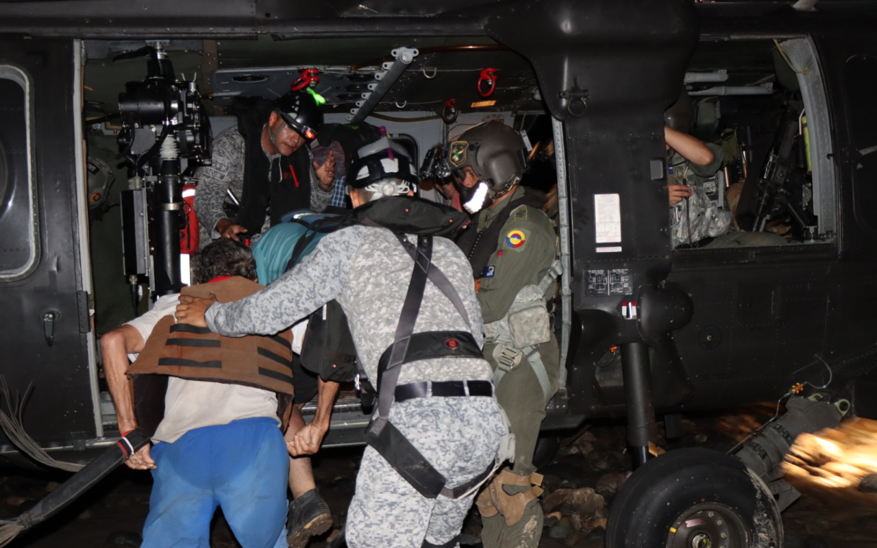 Cinco personas atrapadas en medio de las aguas del Río Guayuriba fueron rescatadas por su Fuerza Aérea