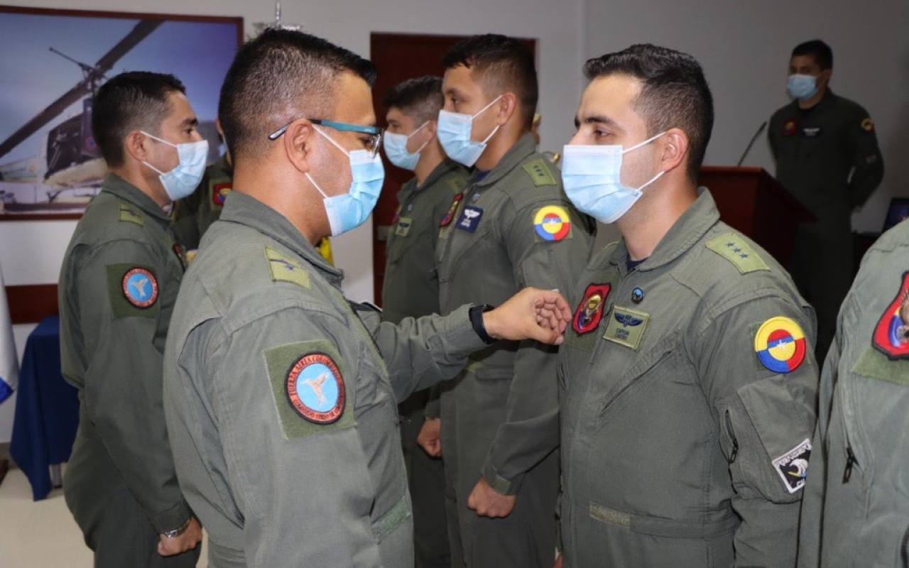 Seis nuevos instructores de vuelo por  instrumentos al servicio de la patria