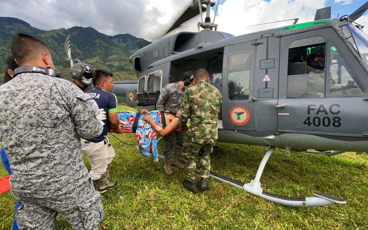 Evacuación aérea humanitaria para salvar vida de hombre con herida de gravedad en el Tolima