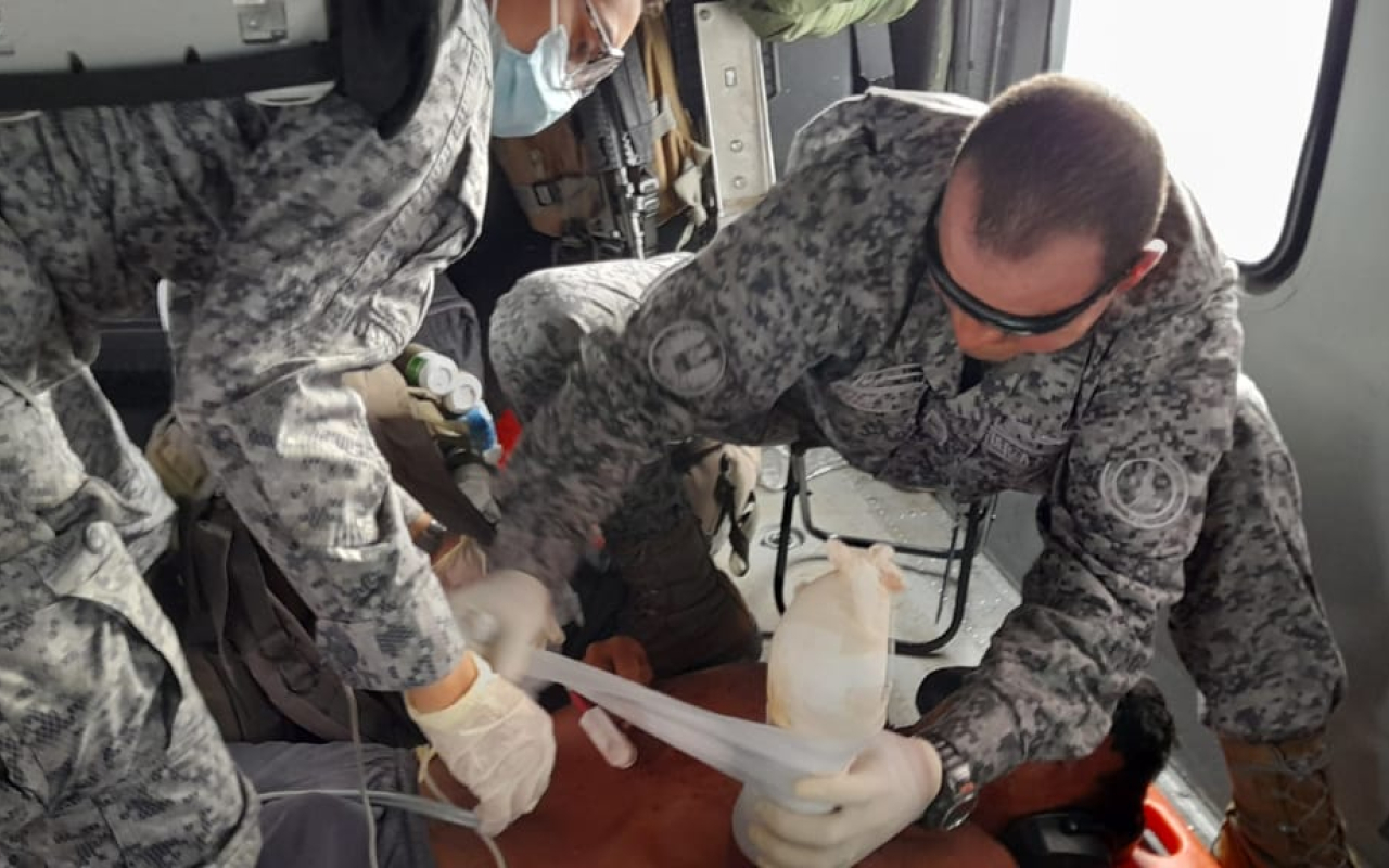 Indígena afectado gravemente por artefacto explosivo improvisado es trasladado por un ‘Ángel’ de su Fuerza Aérea