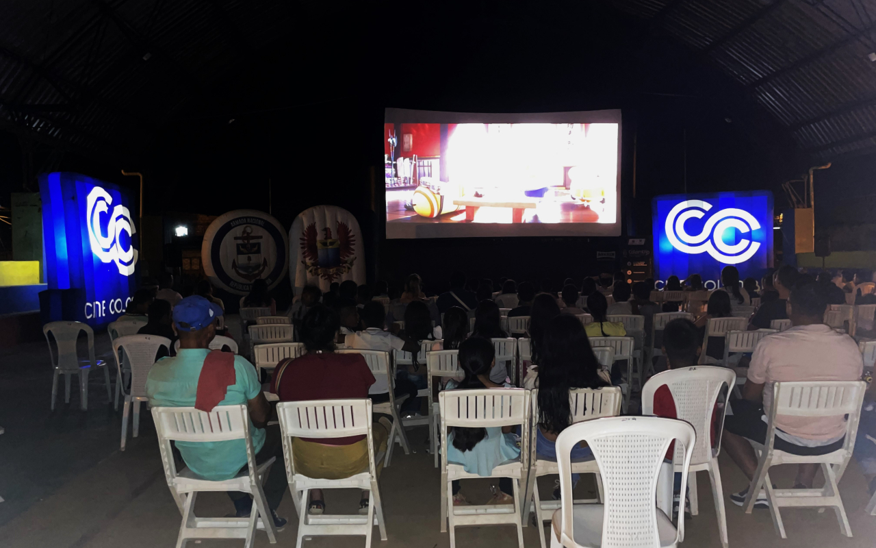 Su Fuerza Aérea y Cine Colombia llevaron alegría a los niños de Solano, Caquetá 