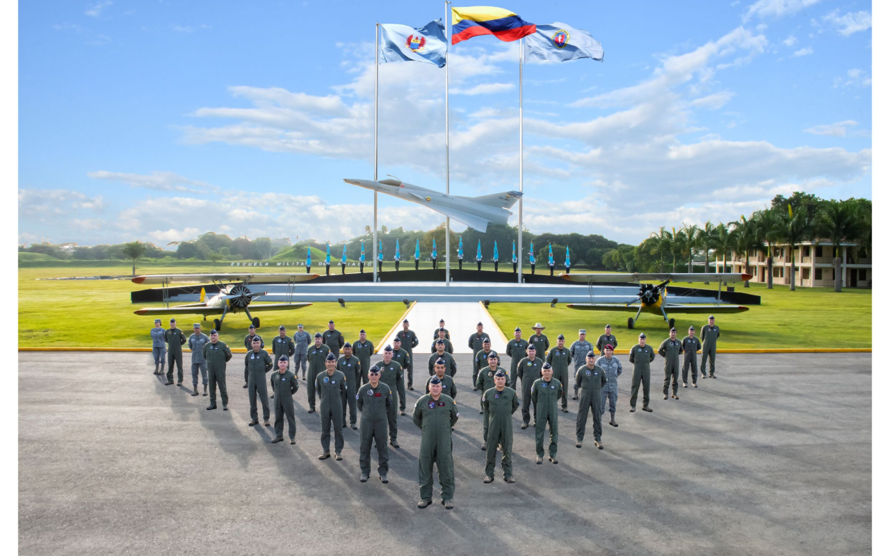 alto mando de su Fuerza Aérea Colombiana