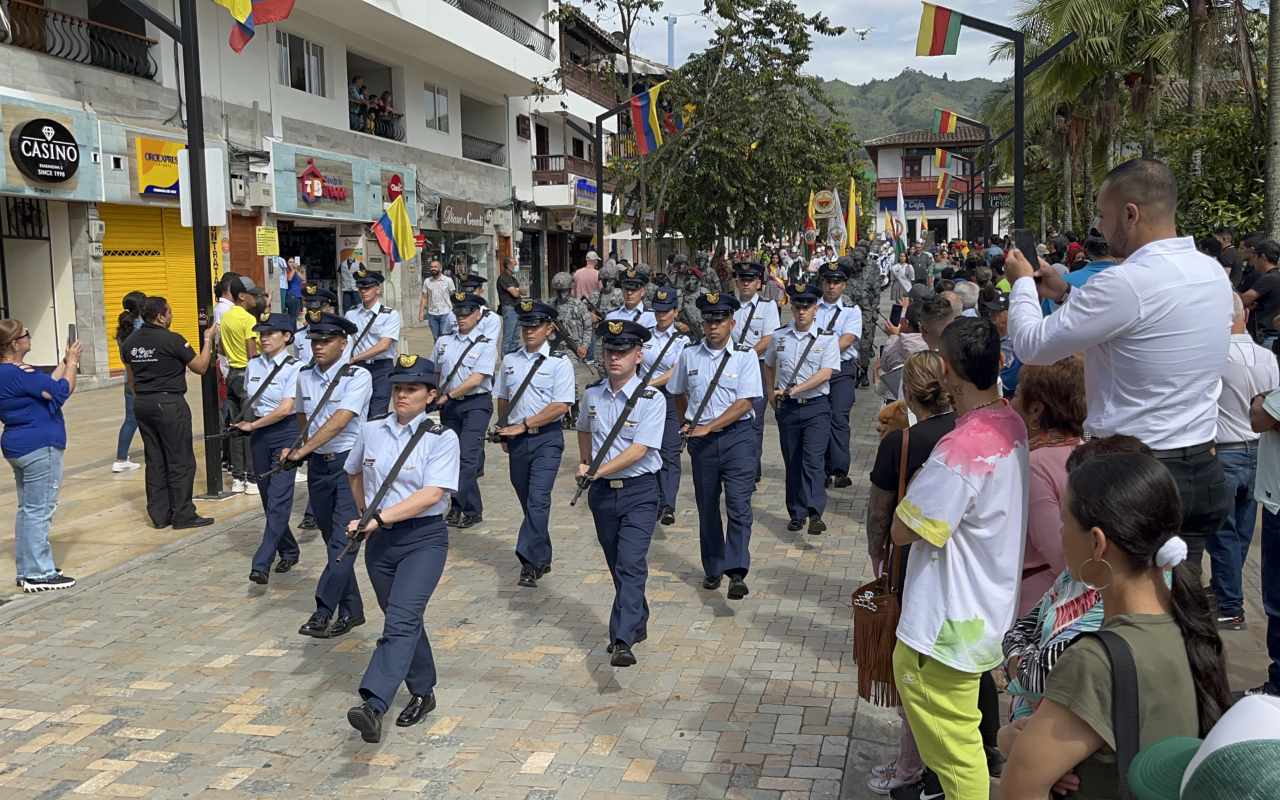 Hombres y mujeres de su Fuerza Aérea acompañaron a los antioqueños a conmemorar el 20 de julio