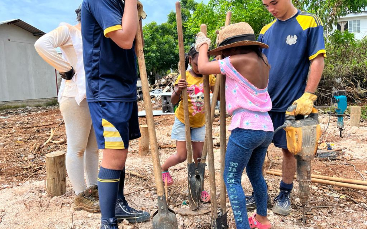Apoyo del Grupo Aéreo del Caribe en labores de construcción en beneficio de la comunidad sanandresana.
