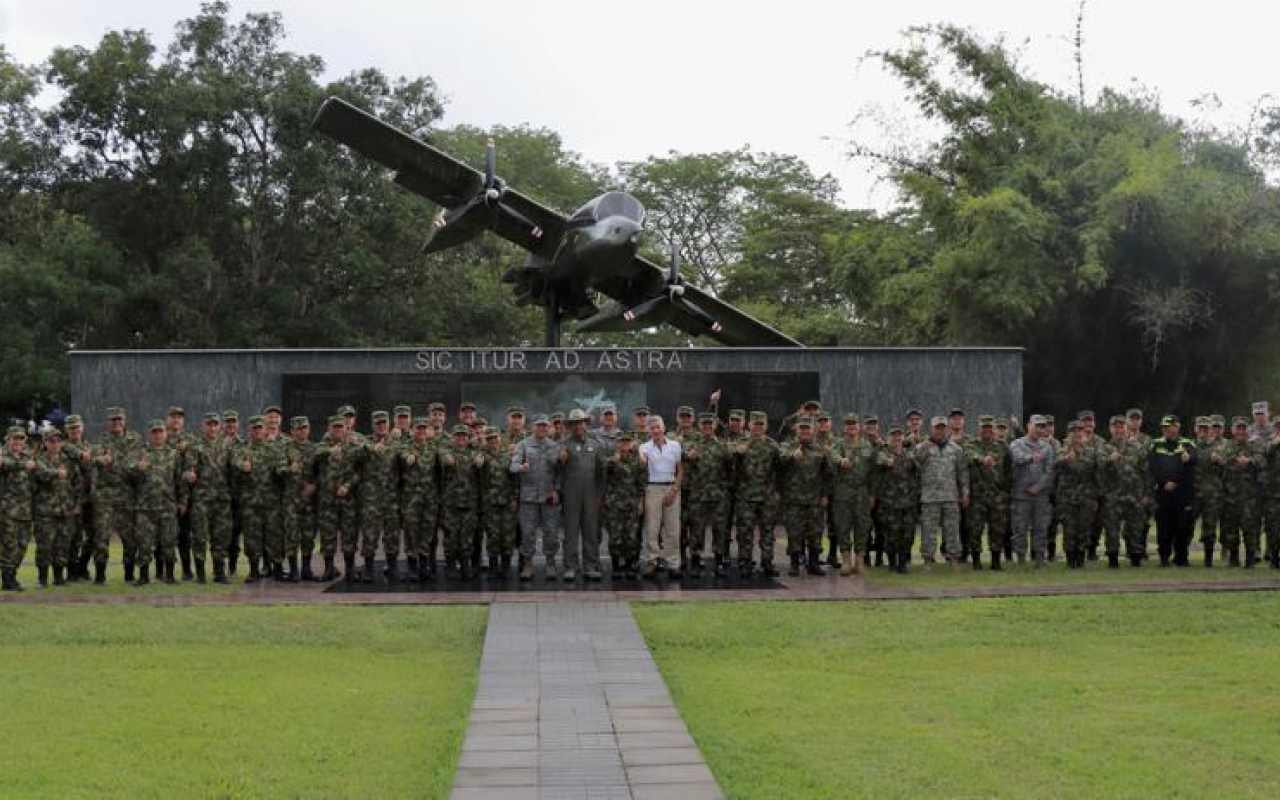 Miembros del CAEM y CIDENAL conocieron las capacidades de su Fuerza Aérea