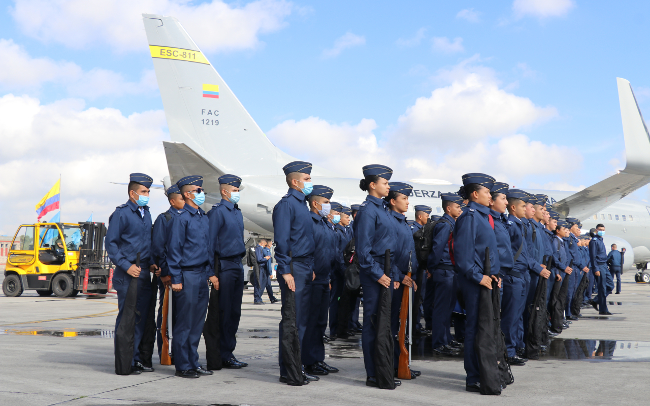 CATAM transporta a personal de las Escuelas de Formación Militar para el desfile del 20 de julio 