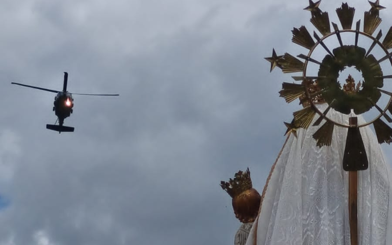 desde un helicóptero UH-60 Black Hawk de su Fuerza Aérea Colombiana, cayeron pétalos 
