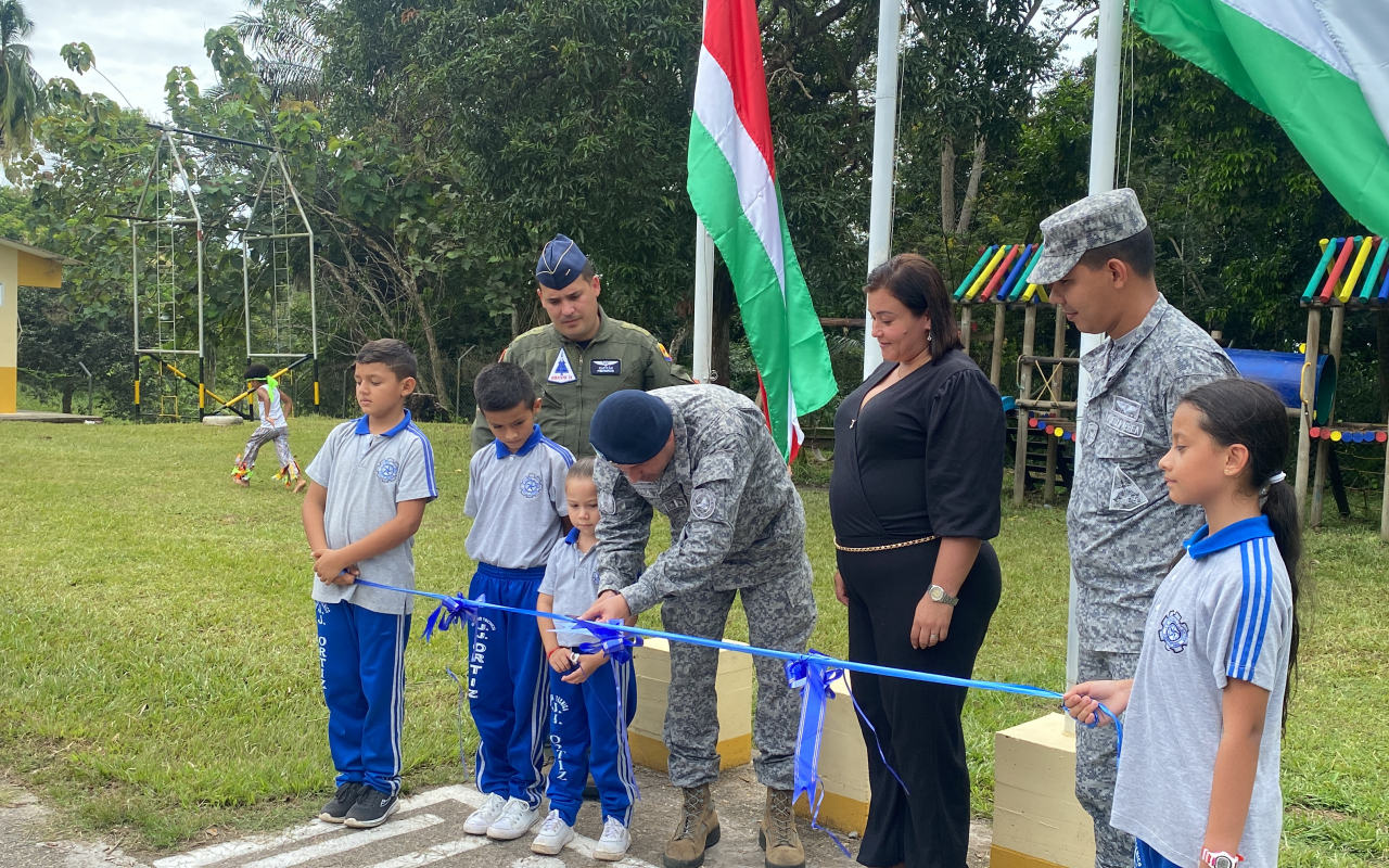 Niños de Puerto Boyacá reciben con alegría remodelación  de la institución por parte de su Fuerza Aérea Colombiana