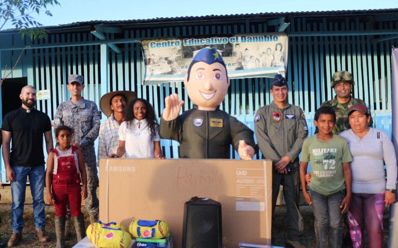 Plan Corazón Amigo para estudiantes de la Escuela El  Danubio en Caquetá