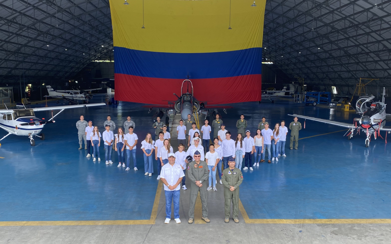 En un “Así se va a las Estrellas” jóvenes de Manizales conocen capacidades de su Fuerza Aérea