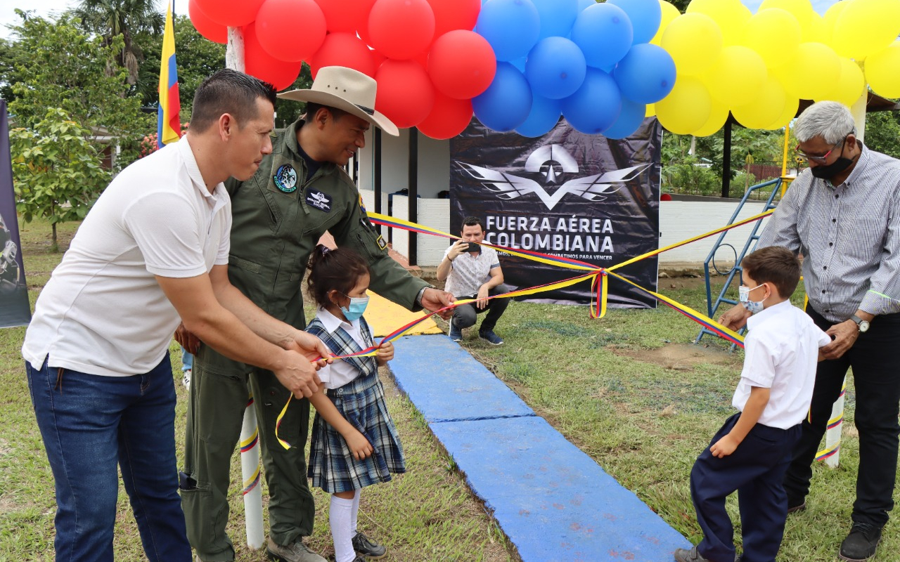 Estudiantes de la sede La Llanerita estrenan zonas recreativas gracias a su Fuerza Aérea