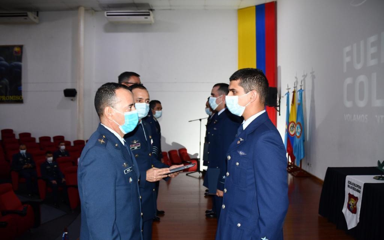 04 Oficiales Chilenos culminaron el curso de pilotos de helicópteros No. 81 en el equipo TH-67.