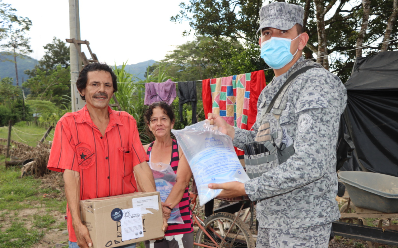 Mercados y agua fueron entregados a familias damnificadas por el invierno en Villavicencio
