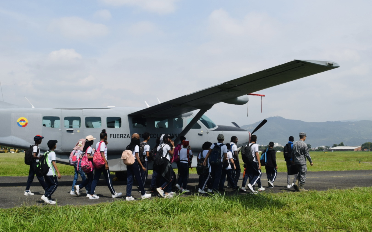 Estudiantes cumplen su sueño de conocer la Base Aérea en Cali