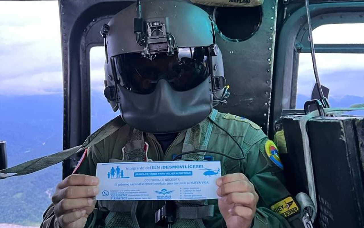 Desde el aire su Fuerza Aérea envía un mensaje de esperanza  