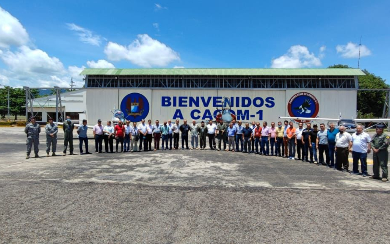 En “Así se va a las estrellas” Veteranos de la Reserva de la Fuerza Aérea Colombiana visitaron “La casa de los pilotos de caza”