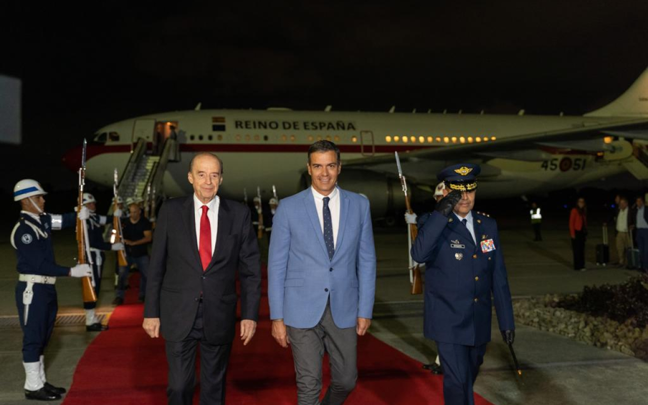 En medio de honores fue recibido el Presidente del Gobierno de España en CATAM 