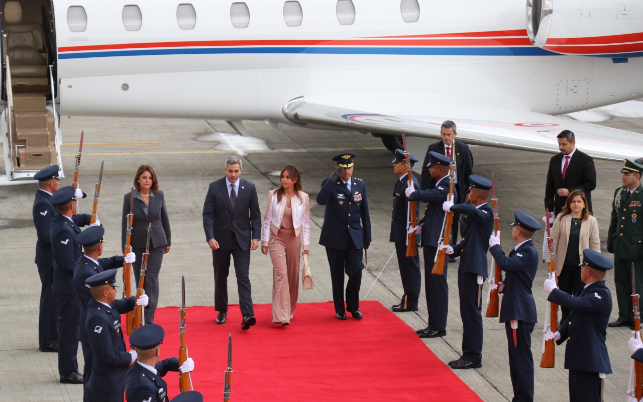 Delegaciones invitadas a la posesión presidencial son recibidas por su Fuerza Aérea Colombiana