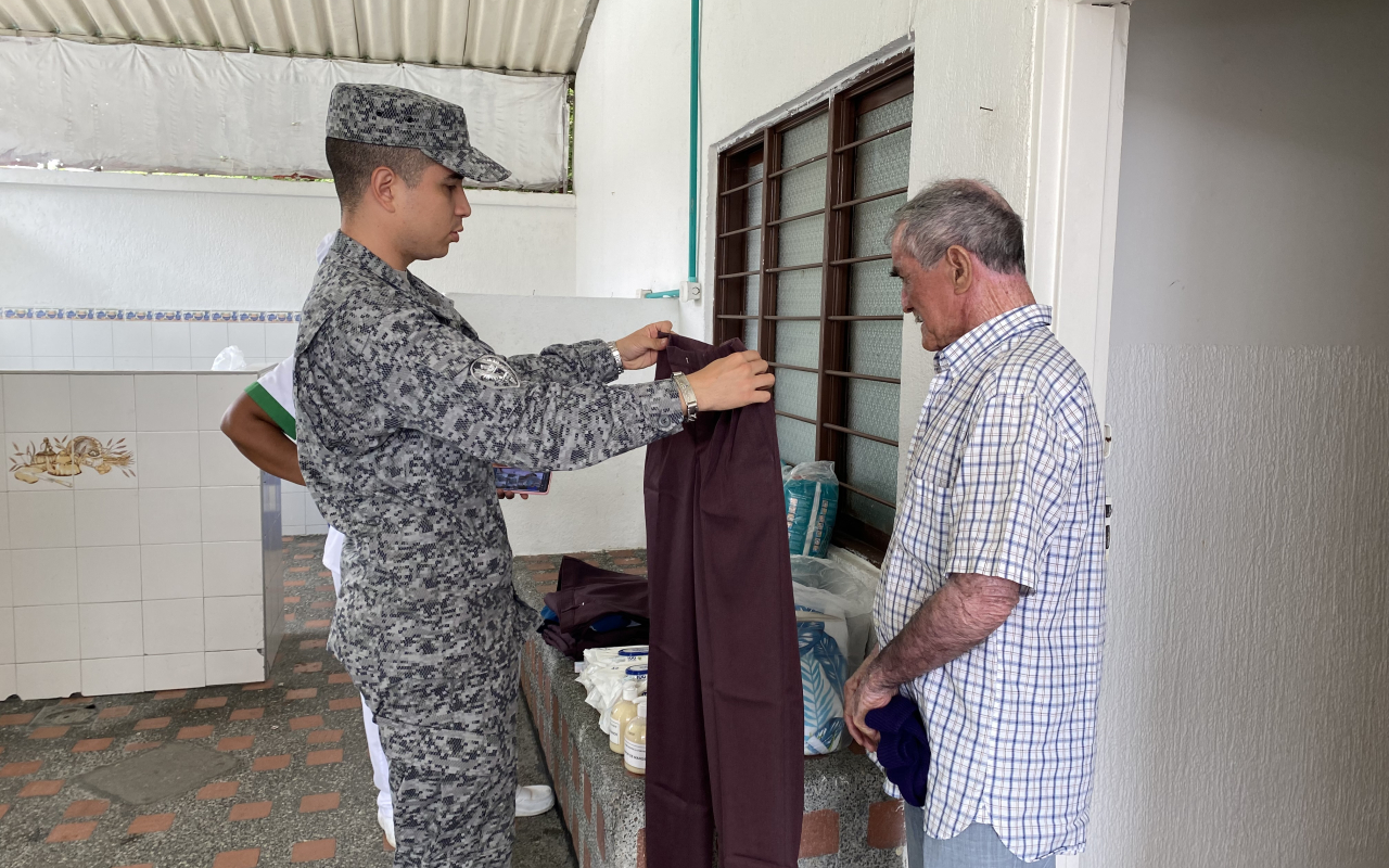 Centro hogar para la tercera edad recibe apoyo de la Fuerza Aérea