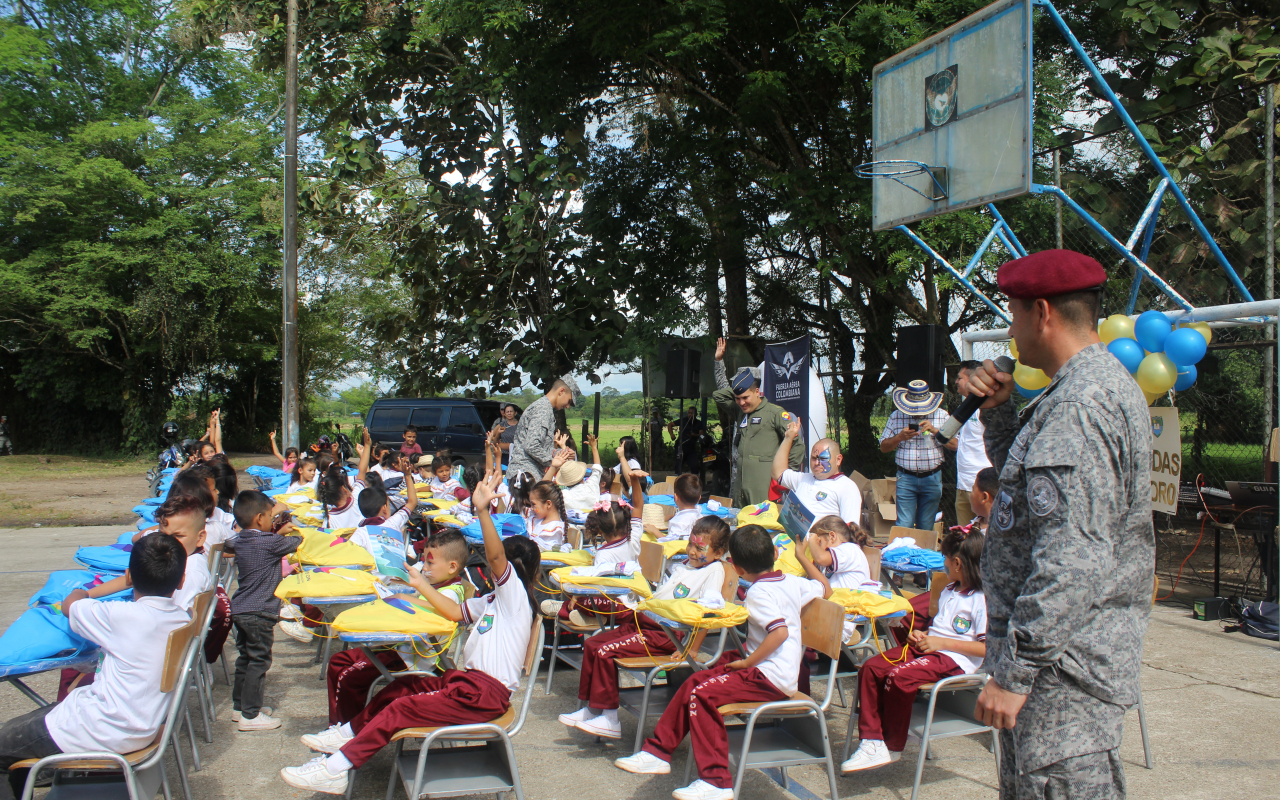 Estudiantes del Magdalena Centro, reciben con fiesta elementos en pro de su educación por parte de su Fuerza Aérea Colombiana