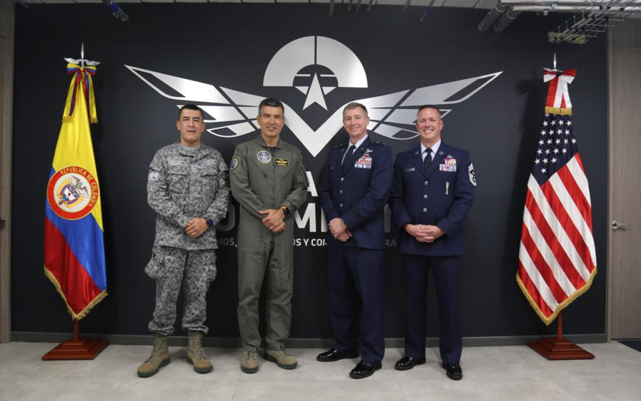 Comandante de la 12ª Fuerza Aérea de los Estados Unidos visita Colombia
