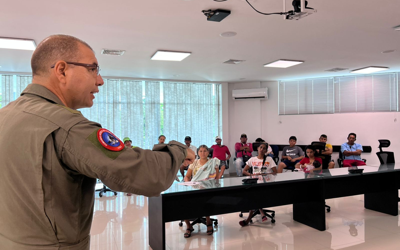 Pescadores de la rivera del Río Magdalena se reúnen en el Comando Aéreo de Combate No.1