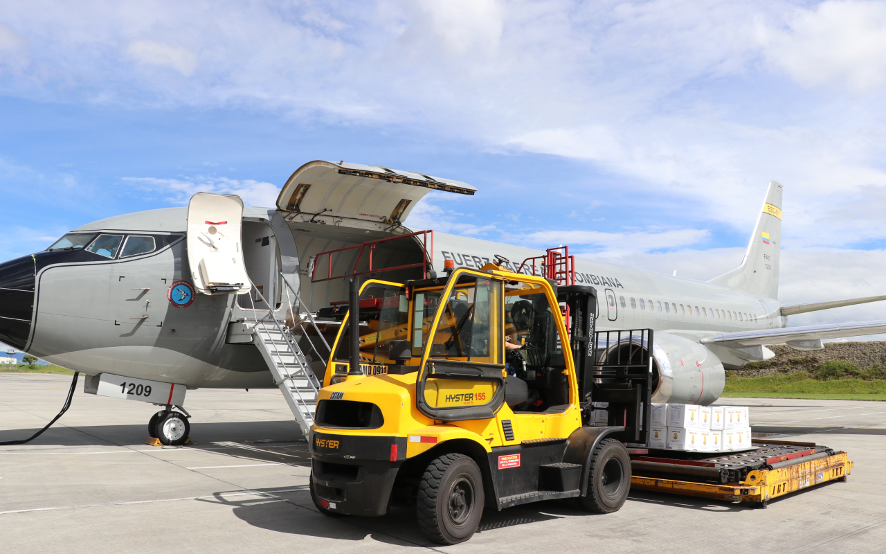 Ayudas humanitarias son transportadas por su Fuerza Aérea 