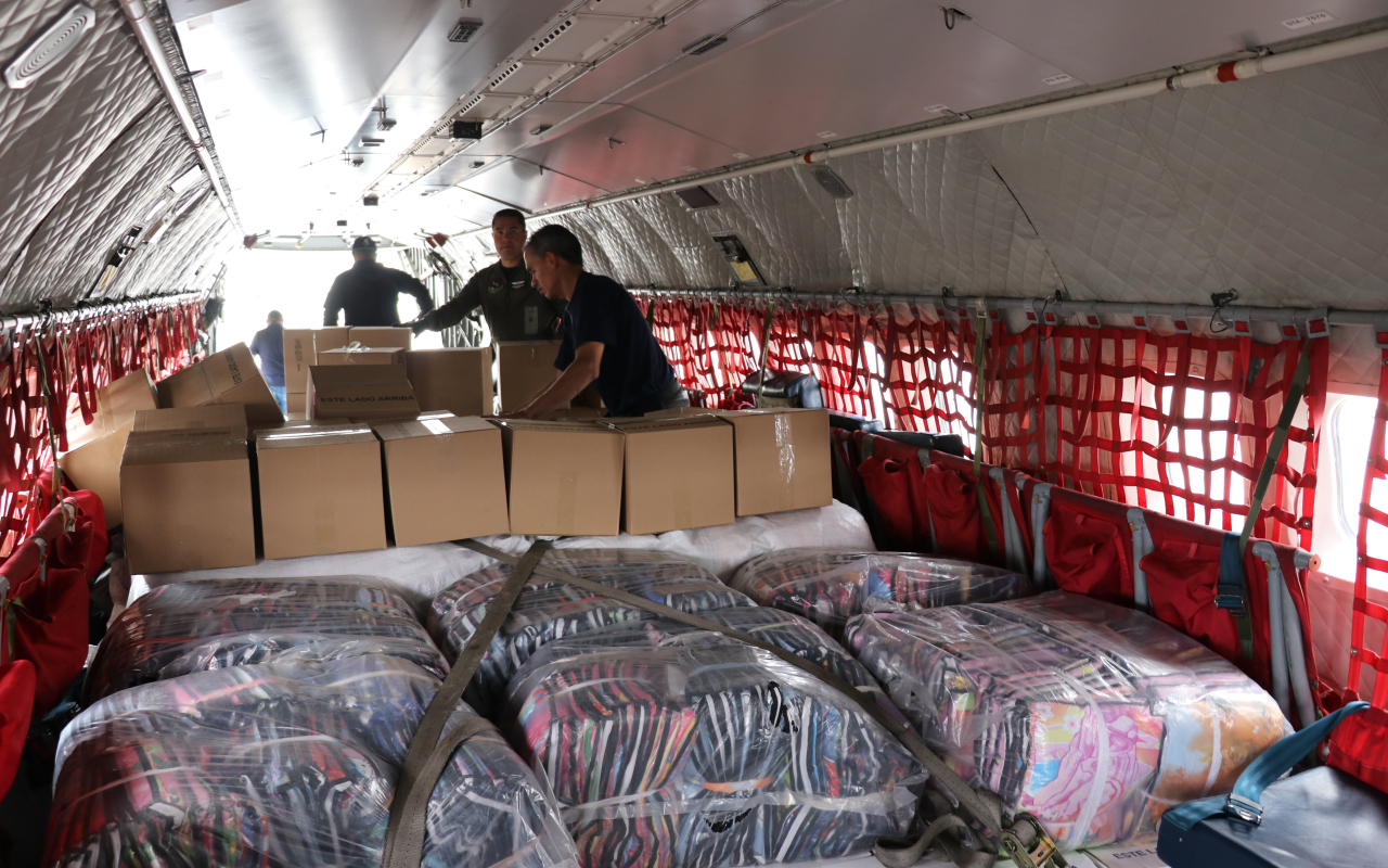 Más de 8 toneladas de ayudas humanitarias son transportadas hacia Guapi por su Fuerza Aérea
