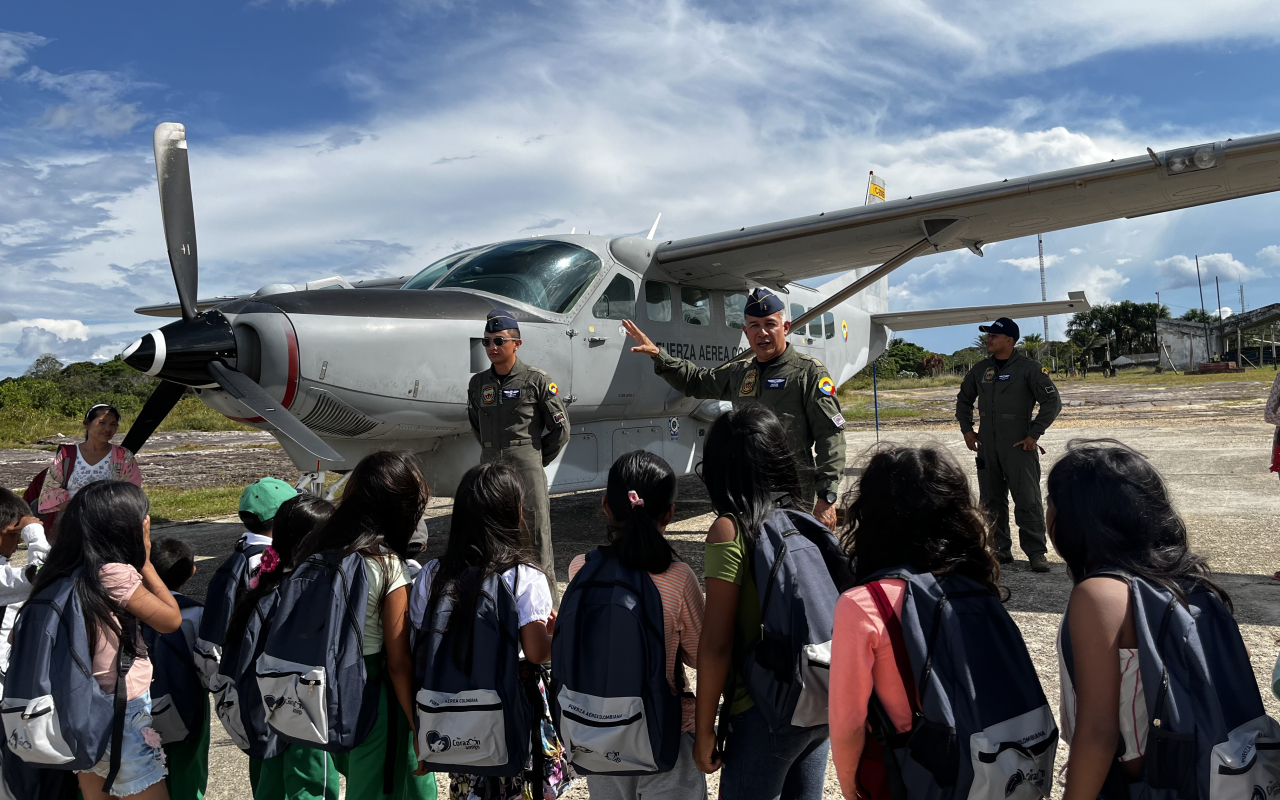 Estudiantes de área no municipalizada en el Amazonas se beneficiaron gracias a su Fuerza Aérea