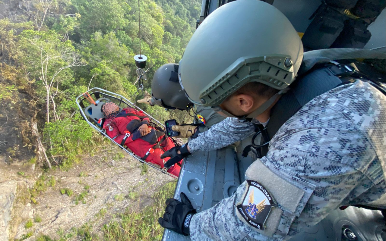 Joven bombero con delicadas lesiones tras caer a un abismo fue evacuado por su Fuerza Aérea