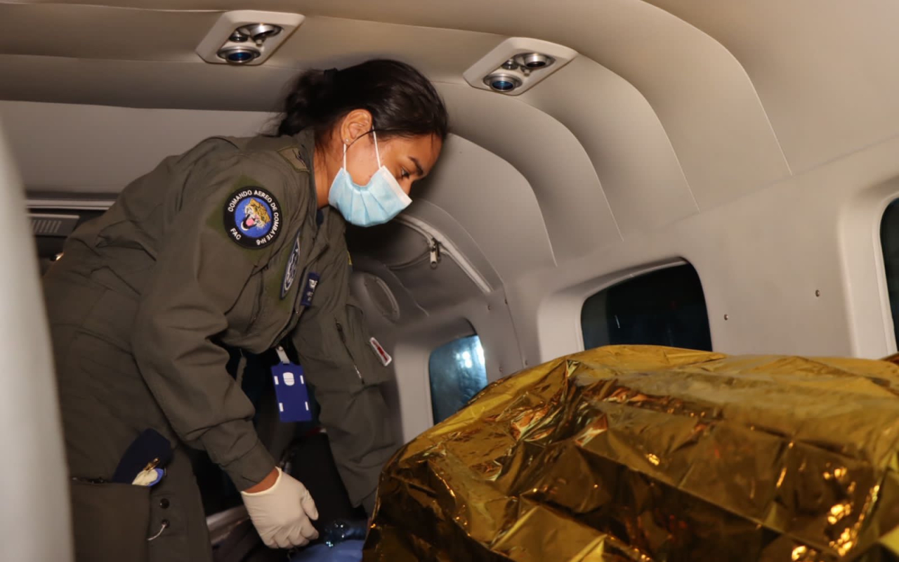 Presunto integrante de grupos armados que se encontraba herido fue evacuado en aeronave de su Fuerza Aérea