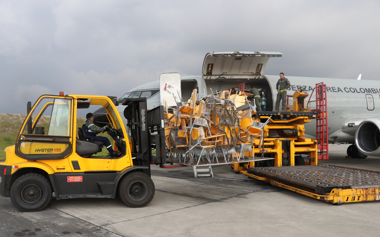 Mobiliario educativo para dotar dos instituciones indígenas en Puerto Nariño fueron transportados por CATAM en un C-40