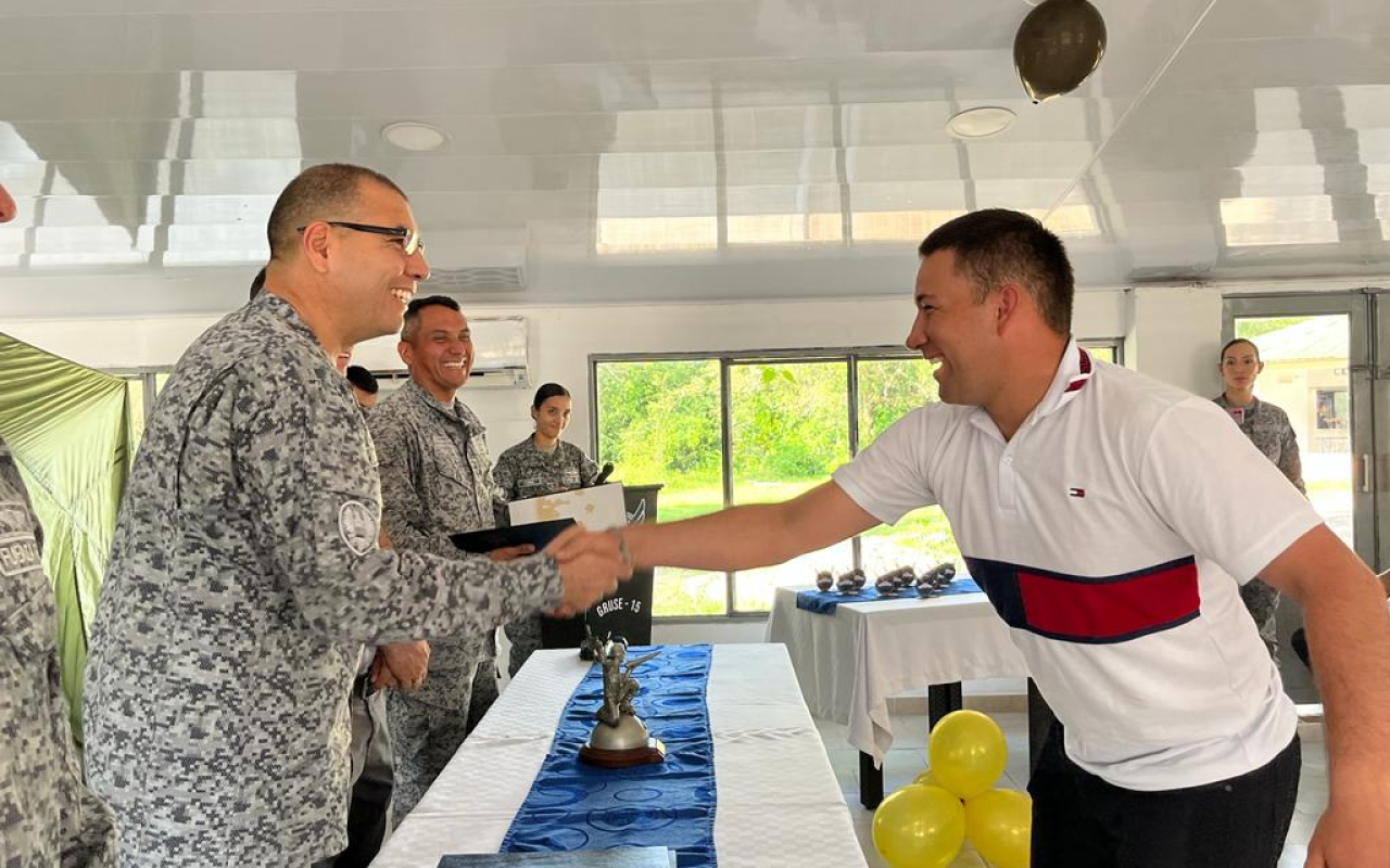 Soldados de su Fuerza Aérea Colombiana se gradúan de bachilleres en el Comando Aéreo de Combate No.1