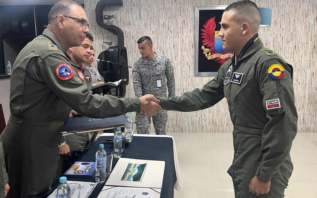 Futuros pilotos militares finalizan curso de vuelo primario en la Escuela Internacional de Ala Fija 