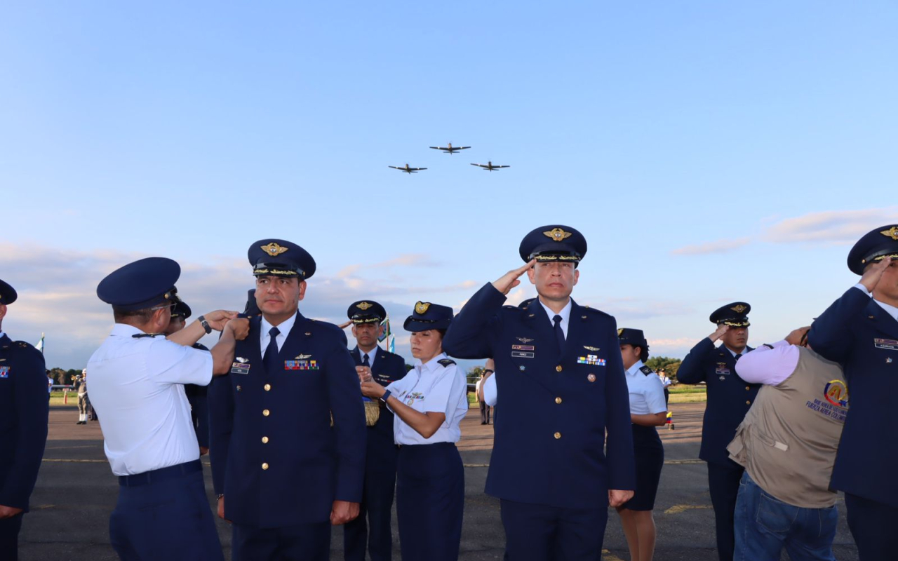 Oficiales de su Fuerza Aérea que protegen el suroriente colombiano fueron ascendidos en ceremonia militar