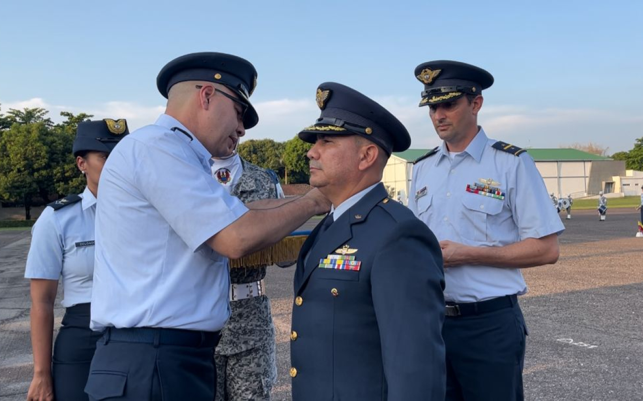Con solemene ceremonia Oficiales de su Fuerza Aérea ascienden a su grado inmediatamente superior